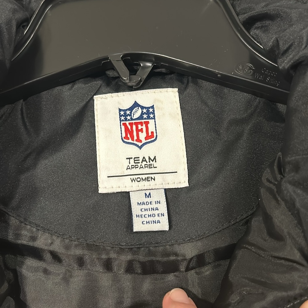 NFL Los Vegas Raiders Football Women’s Puffer Vest Size Medium & Large - Picture 2 of 5